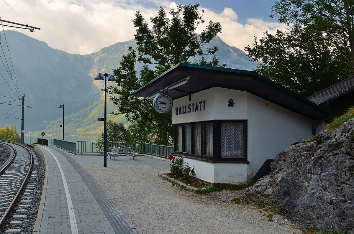 The small station building and platform of Hallstatt station