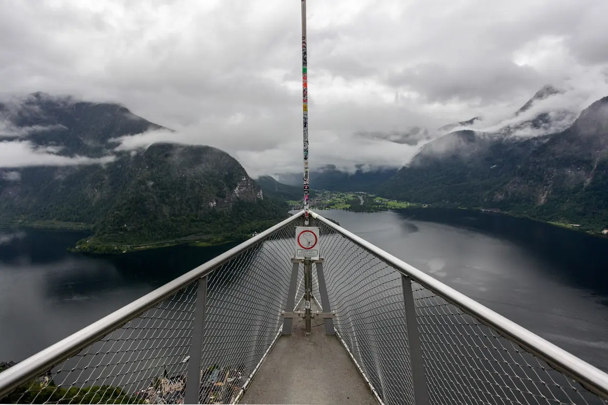 The Skywalk viewing platform pointing out over the Hallstätter See